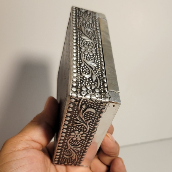 Vtg hammered silver metal embossed jewelry box with elephant blue velvet lining - Picture 5 of 8